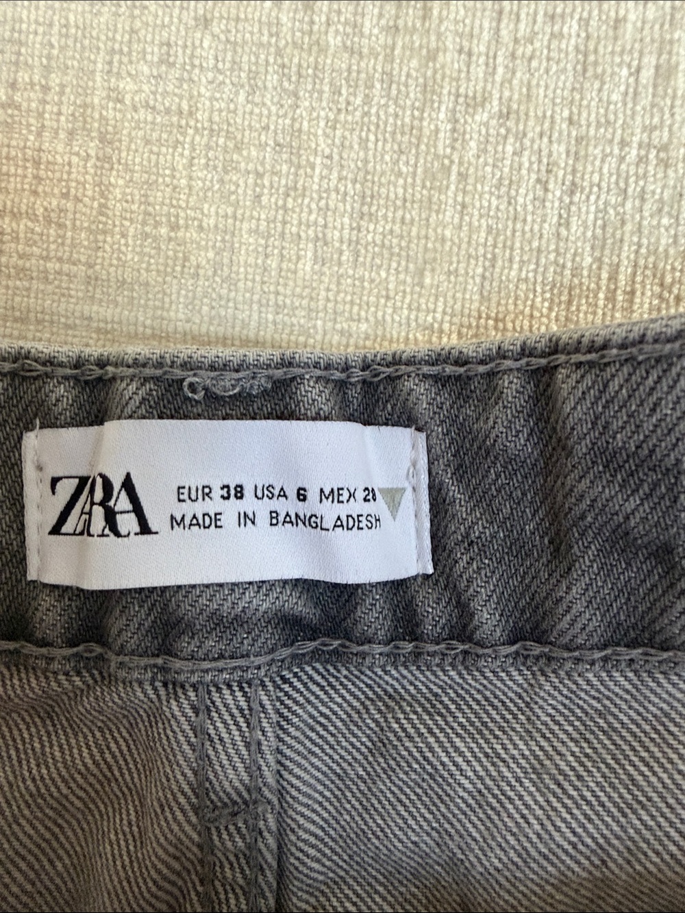 Zara high rise grey denim shorts - Picture 3 of 4